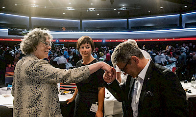 Kongress 2017: Präsident Giorgio Tuti gratuliert Vizepräsidentin Barbara Spalinger zur Wiederwahl.